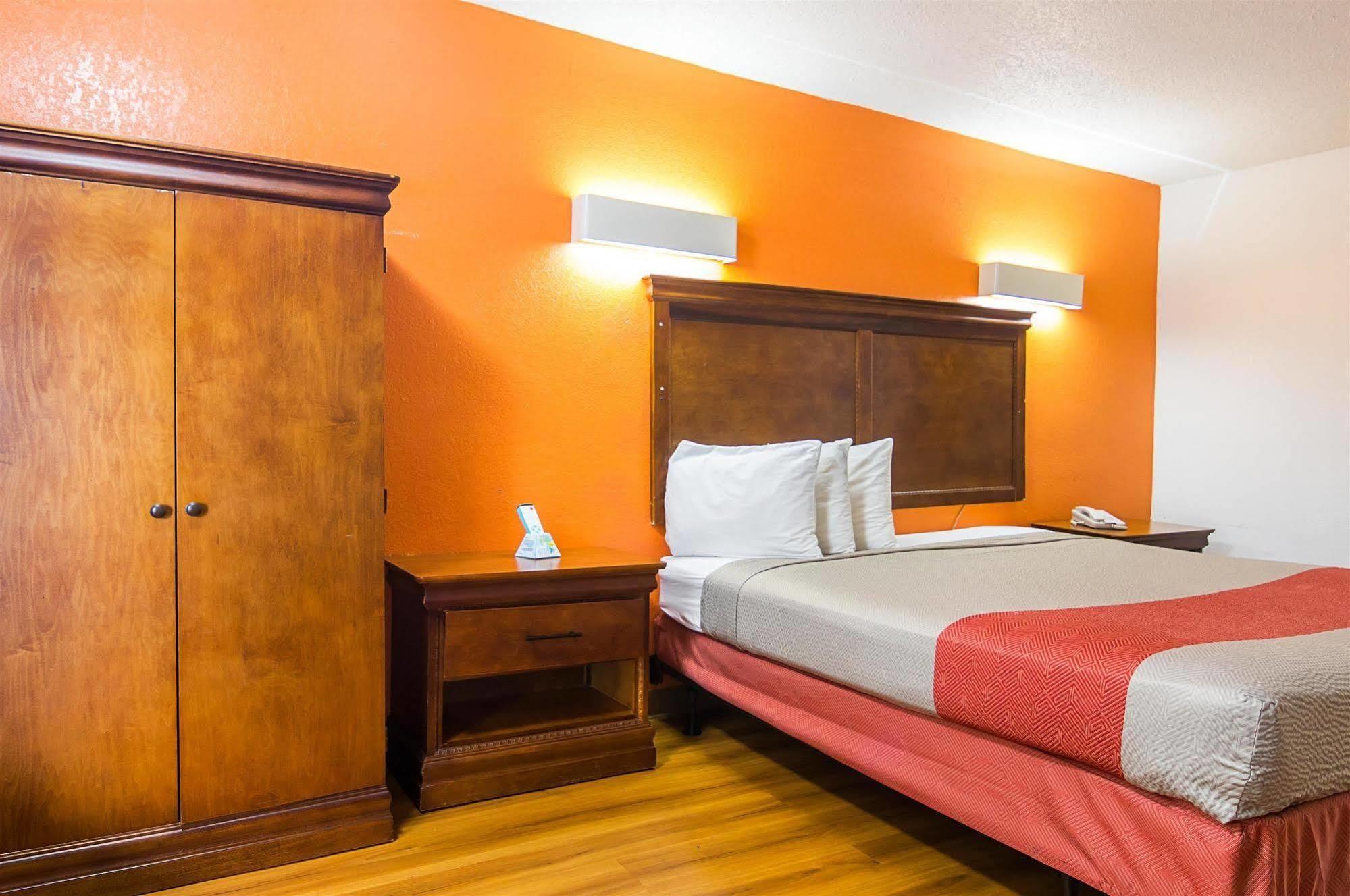 Hotel 6-conyers, Ga 3*
